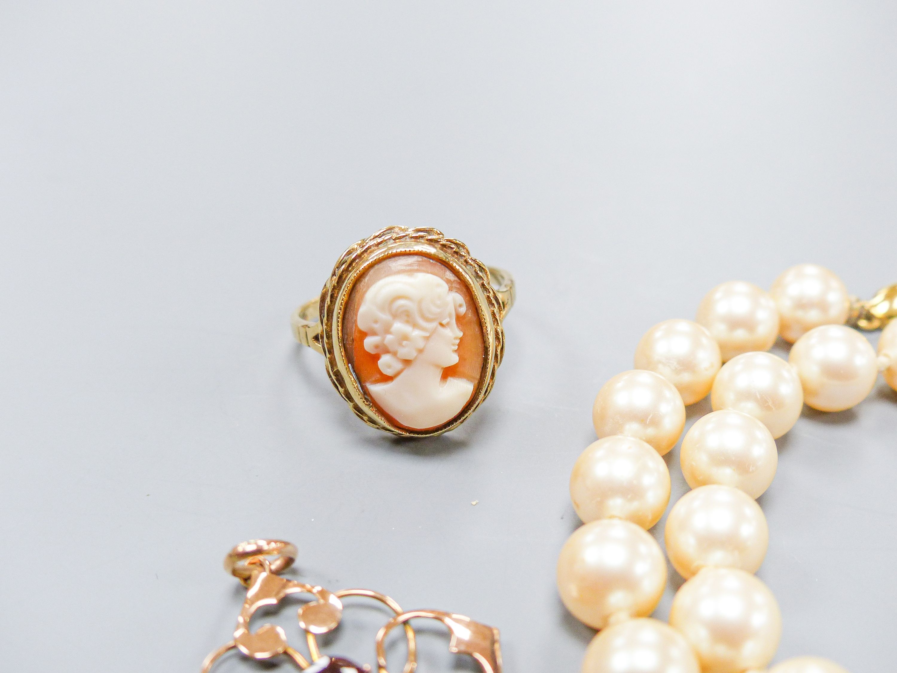 A 9ct gold and cameo shell oval ring, a 9ct and garnet set pendant and a simulated pearl necklace.
